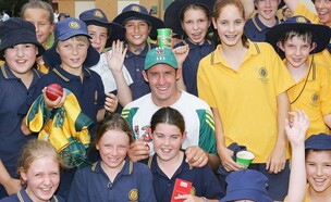 כוכב הקריקט מייק הוסי עם ילדי בית ספר באדלייד, דרום אוסטרליה (צילום: Hamish Blair, Getty Images)