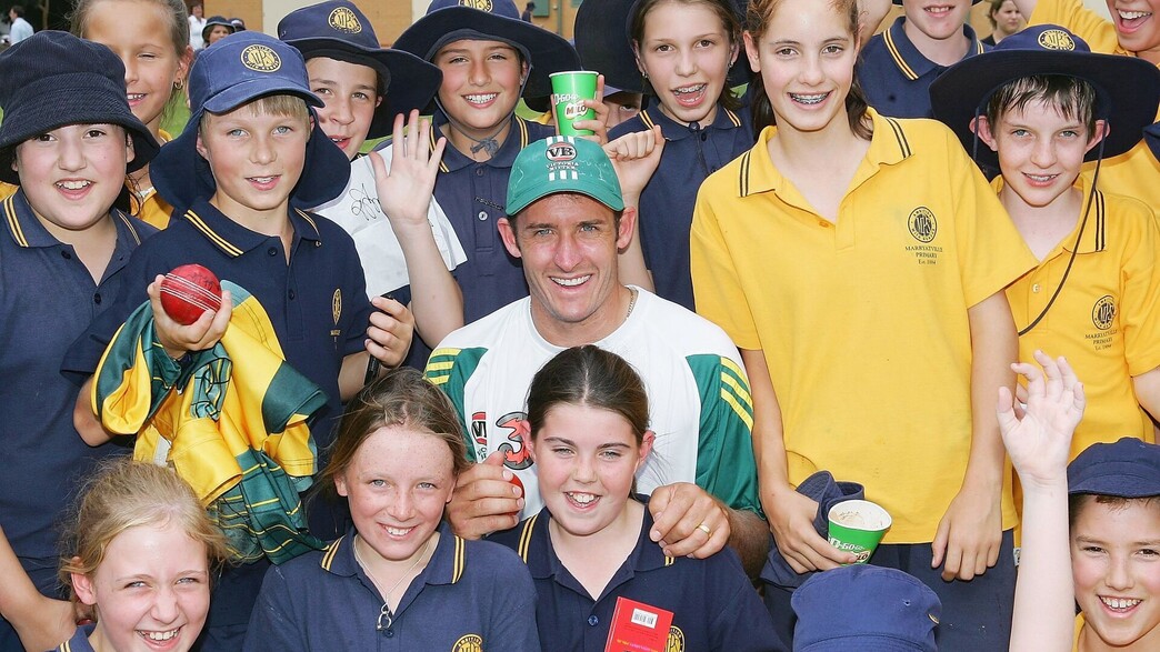 כוכב הקריקט מייק הוסי עם ילדי בית ספר באדלייד, דרום אוסטרליה (צילום: Hamish Blair, Getty Images)