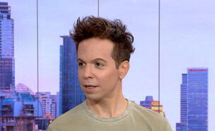 רועי בר נתן על גלריית החיקויים שלו ב"ארץ נהדרת" (צילום: מתוך "משדר מיוחד" עם אלמוג בוקר, קשת 12)