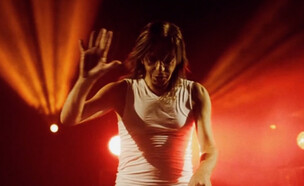 עופר ניסים בהופעה מיוחדת לראש השנה  (צילום: ערב טוב עם גיא פינס, קשת 12)