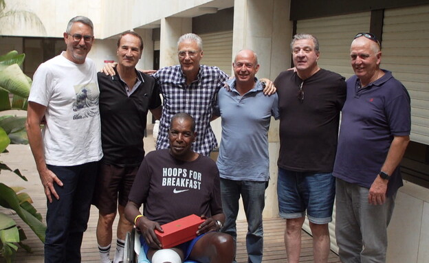 שחקני מכבי תל אביב בעבר יחד עם אולסי פרי (צילום: N12)