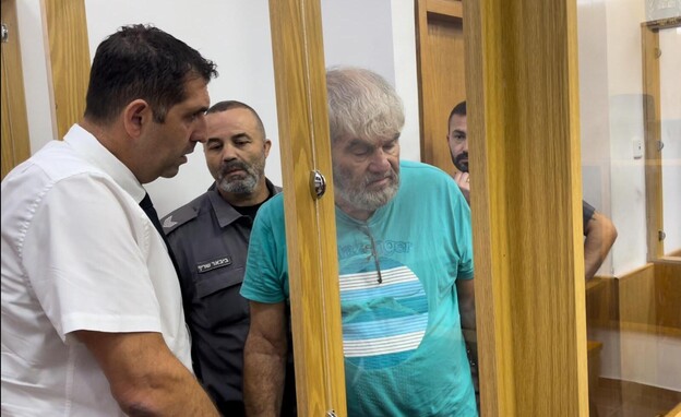 עו״ד שאדי סרוגי והנאשם אורי שחורי בדיון בבית המשפט