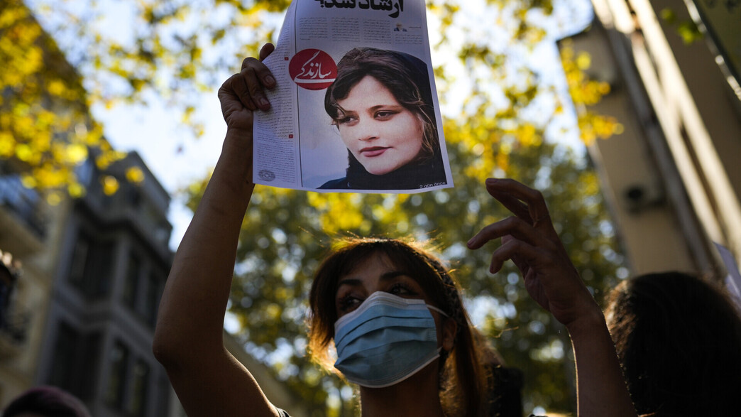 מחאה בעקבות מותה של מאהא אמיני באיראן (צילום: Francisco Seco, ap)