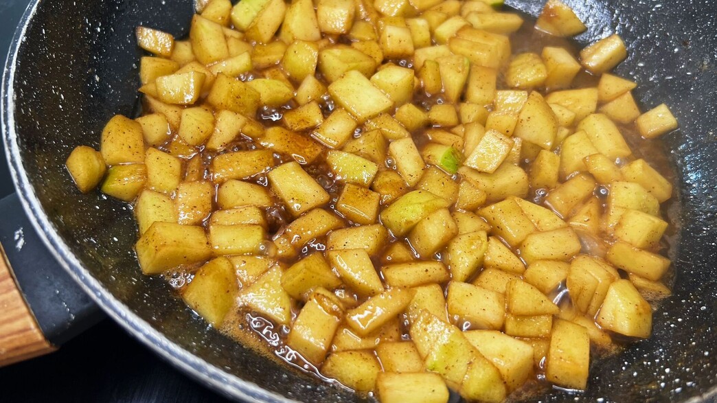 מאפינס תפוחים. צריבה על המחבת