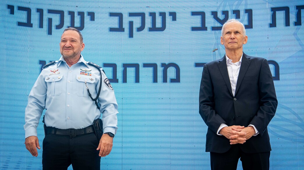 מפכ"ל המשטרה, קובי שבתאי ועמר בר-לב, השר לביטחון פ