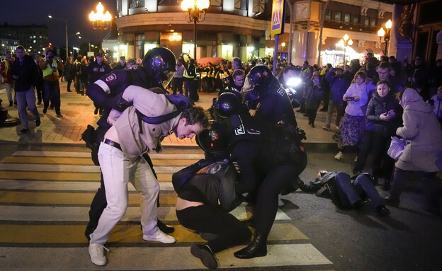 "די למלחמה!": למעלה מאלף עצורים בהפגנות נגד הלחימה (צילום: AP)