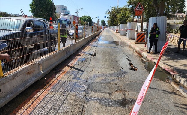 חשש להיווצרות בולען ברחוב ההגנה בתל אביב (צילום: N12)