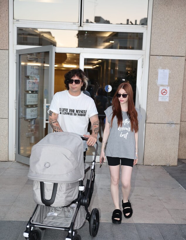 סקאזי ובת זוגו ביציאה מבית החולים (צילום: אור גפן)