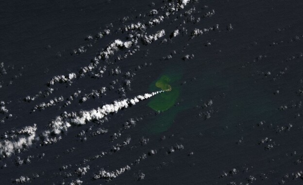 אי קטן שהופיע באוקיינוס השקט החודש (צילום: Lauren Dauphin/NASA Earth Observatory, CNN)