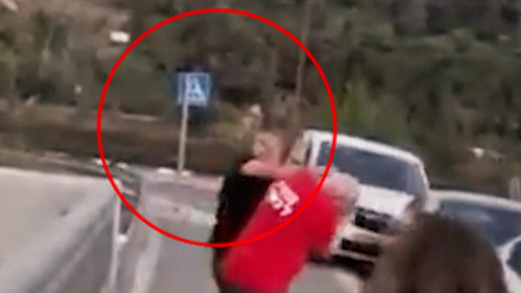 "הוא אמר ששבוע הבא הוא יגיע עם ברזלים ואלות"