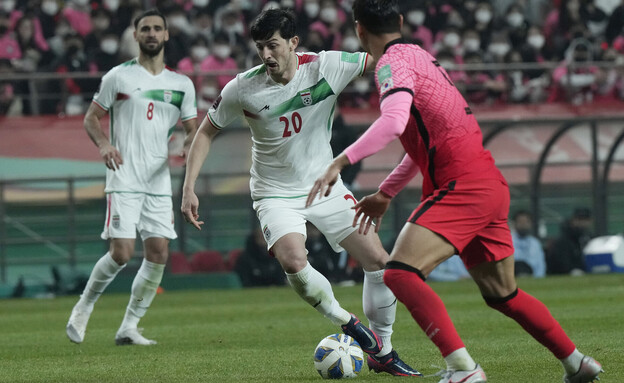 כוכב נבחרת איראן בכדורגל סרדר אזמון (צילום: AP)