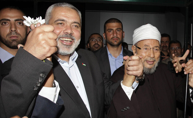 השיח' יוסוף אל-קרדאווי עם מנהיג חמאס איסמעיל הנייה (צילום: רויטרס)
