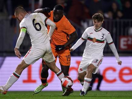 סטויאנוב (מימין) במדי בולגריה הצעירה. קידום טבעי (Rico Brouwer/Soccrates/Getty Images)