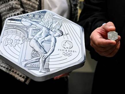 מטבע המשחקים שייערכו בפריז (EMMANUEL DUNAND/AFP via Getty Images) (צילום: ספורט 5)