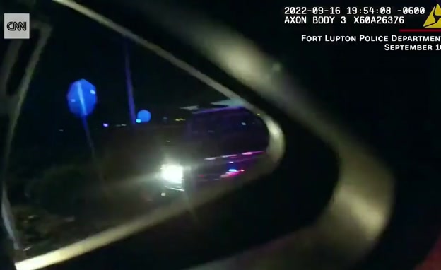קולורדו: רכבת פוגעת בניידת משטרה כשבתוכה עצורה (צילום: חדשות)
