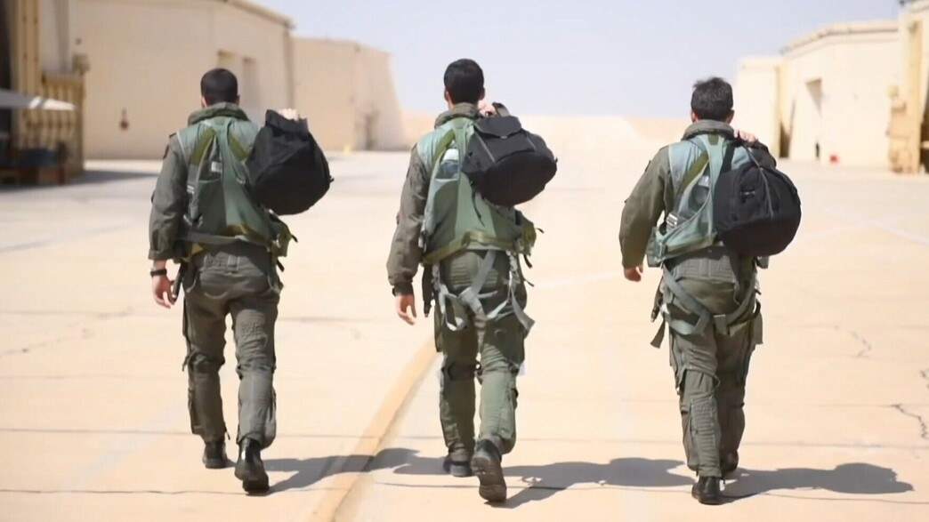 שלושה טייסים במתחם הטייסת האדומה