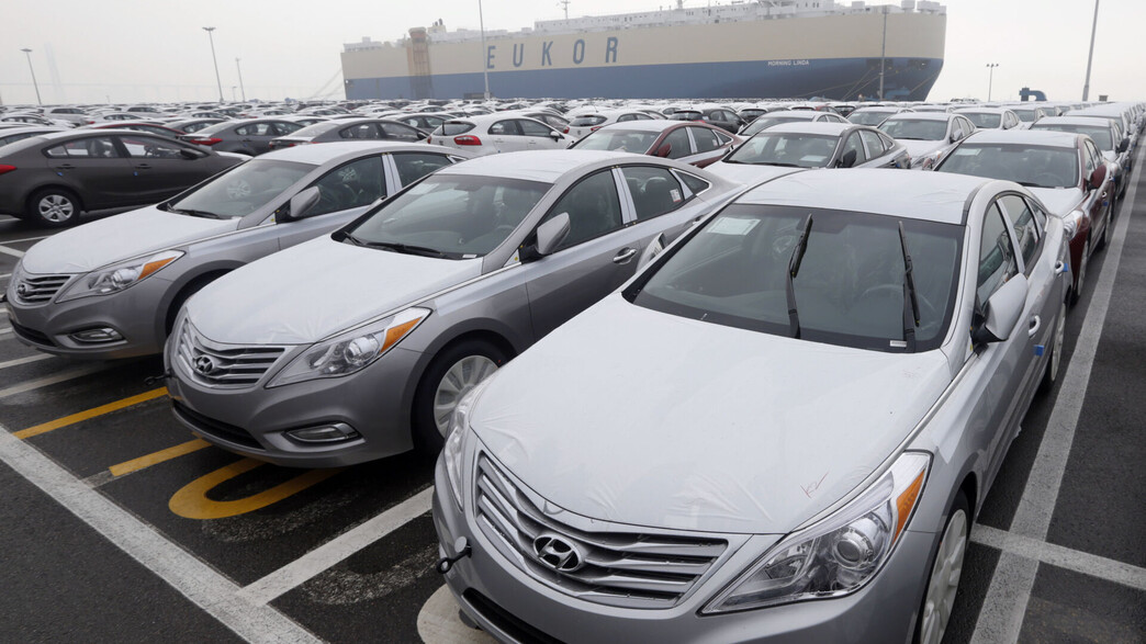 רכבי קיה-יונדאי מועמסים על ספינות בנמל בדרום קוריאה רכבי קיה-יונדאי מועמסים על ספינות בנמל בדרום קוריאה