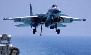 המטוס והנושאת (צילום: AFP, GettyImages)