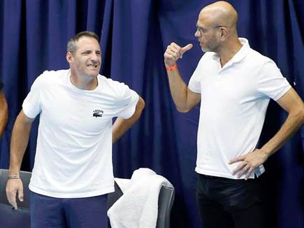 נאלץ לפרוש. ארליך (אלן שיבר)