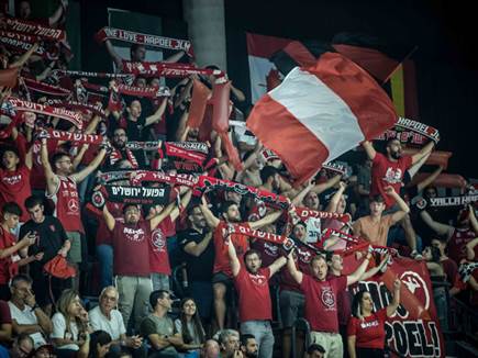 הצגה ביציעים (צילום: עודד קרני)