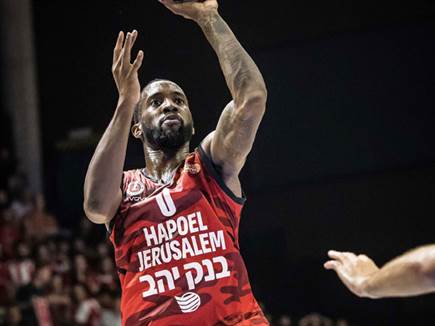 קרינגטון להט בחצי השני ודאג למהפך (צילום: עודד קרני)