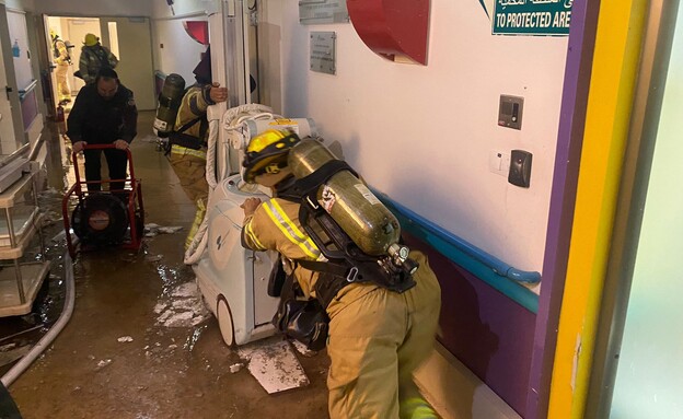 השרפה בבית החולים שניידר (צילום: עומר שפירא, כבאות והצלה לישראל)