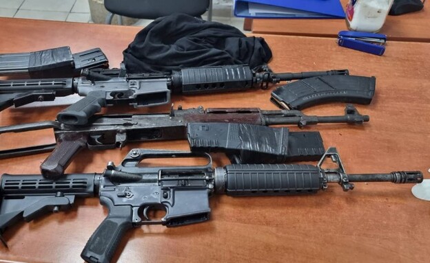 נשקים שאותרו בנצרת (צילום: דוברות המשטרה)