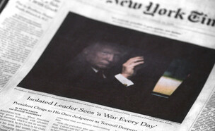 דונלד טראמפ על שער הניו יורק טיימס (צילום: Robert Alexander, GettyImages)