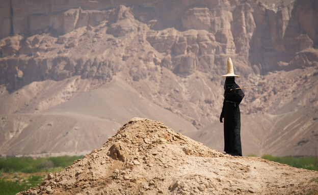 אישה באזור חצרמוות תימן (צילום: sunsinger, Shutterstock)