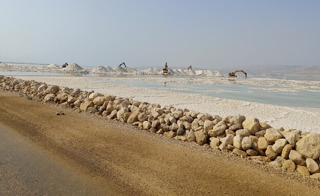 קציר המלח מתבצע גם מהחוף באמצעות דחפורים (צילום: N12)