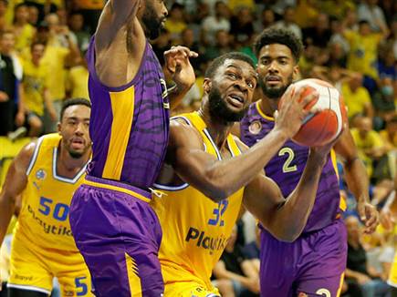 ניבו. גם הוא עם בכורה (אלן שיבר)