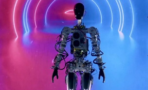 הרובוט "אופטימוסט" של חברת טסלה (צילום: reuters)