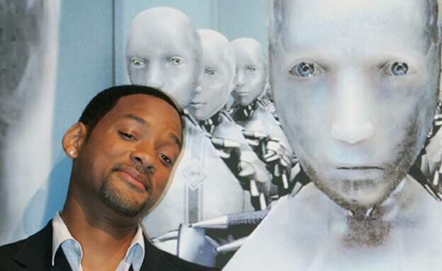 וויל סמית' עם פוסטר של הסרט "אני רובוט" (צילום: reuters)