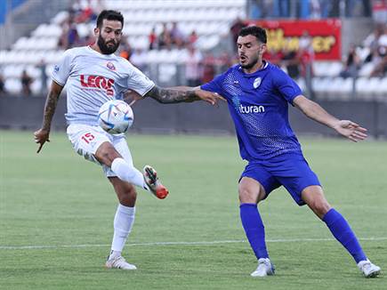 שלח בעיטה חופשית שהובילה לשער. ממן (דני מרון)