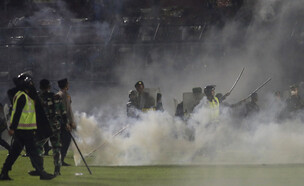 לפחות 129 הרוגים במשחק כדורגל באינדונזיה (צילום: AP)