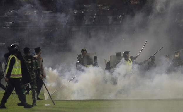 לפחות 129 הרוגים במשחק כדורגל באינדונזיה (צילום: AP)