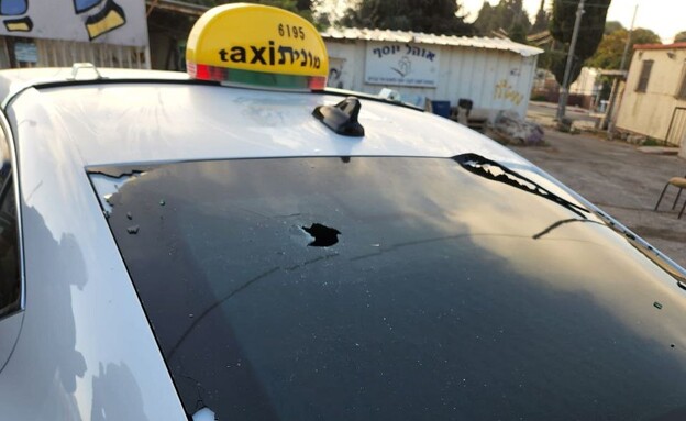 המונית שנפגעה בפיגוע ירי בשומרון (צילום: מועצה אזורית שומרון)