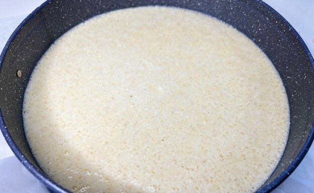 עוגת סולת תפוזים לפני כניסה לתנור