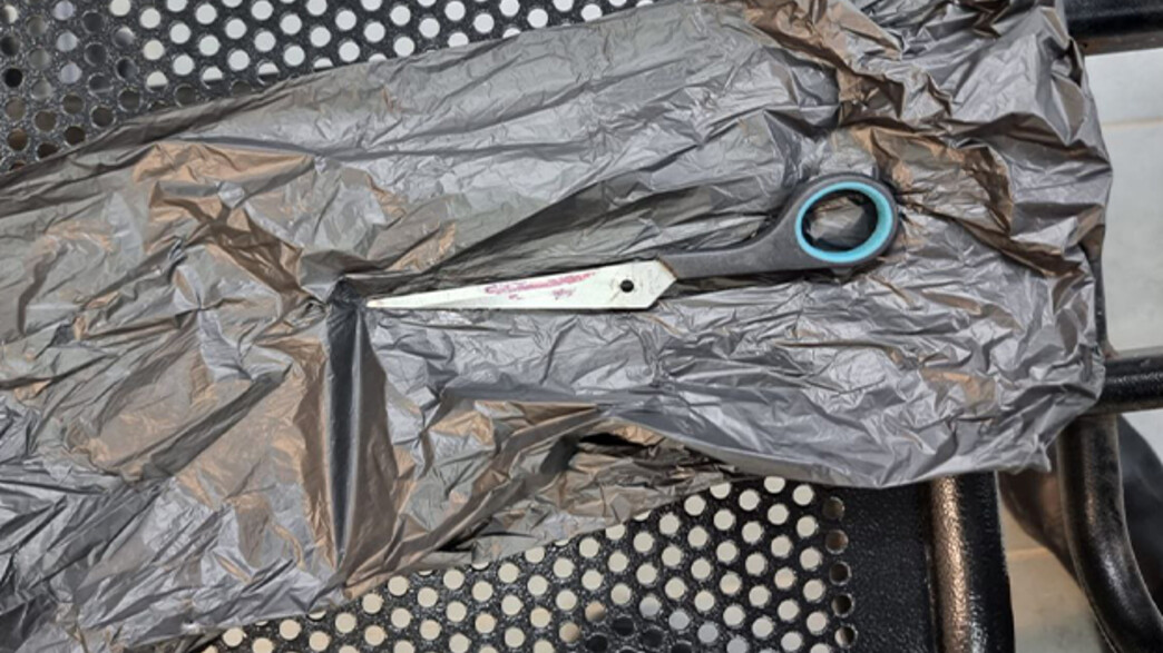 המספריים בהם נדקרה הסוהרת