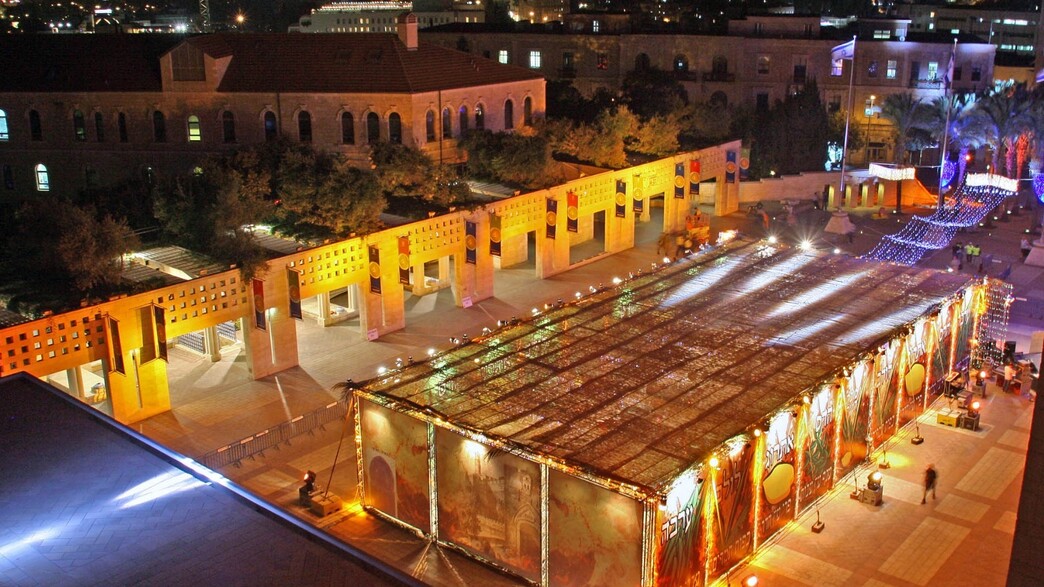 מה הלוז- 27.9- משפחה- הסוכה הגדולה בעולם - כיכר ספ מה הלוז- 27.9- משפחה- הסוכה הגדולה בעולם - כיכר ספ