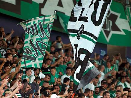 הקהל הירוק מילא את היציעים (צילום: אלן שיבר)