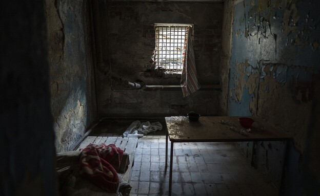 מתקני העינויים בעיר איזיום באוקראינה נחשפים (צילום: AP Photo/Evgeniy Maloletka)