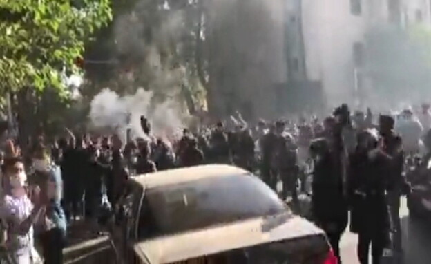 מחריפות מהומות החיג'אב באיראן (צילום: N12)