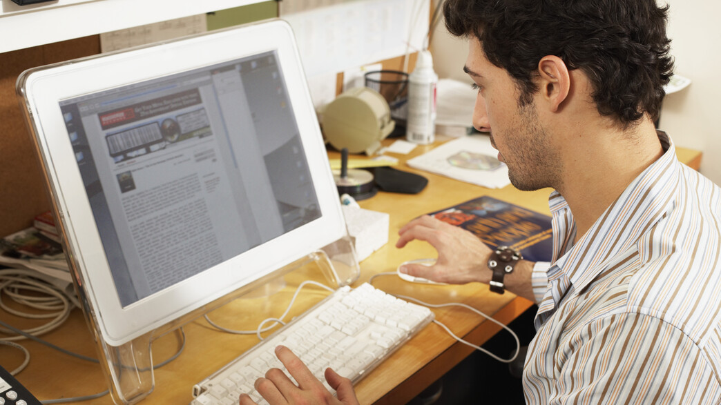 בחור מול מחשב בחור מול מחשב