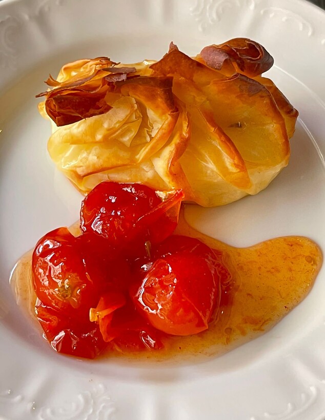 גבינת סגנאקי בבצק לצד ריבת עגבניות שרי והל (צילום: אילן פרון, יחסי ציבור)