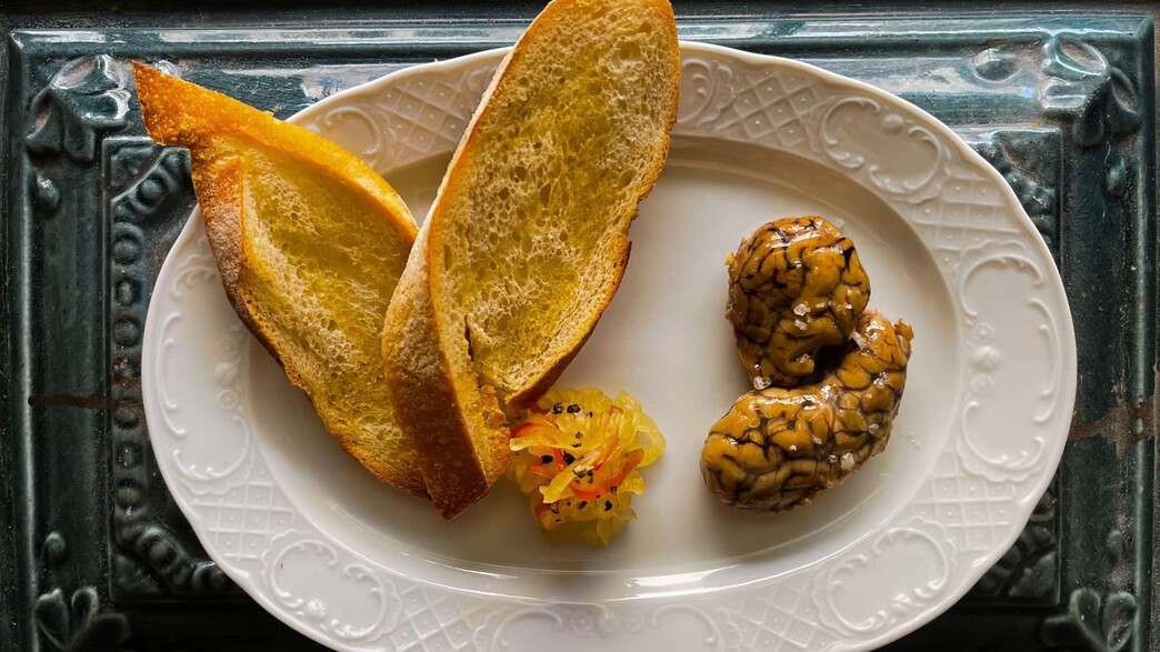 מוח טלה עם טוסטים מוח טלה עם טוסטים