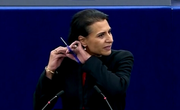 חברת פרלמנט משוודיה גזרה את שערה במהלך הנאום (צילום: reuters)