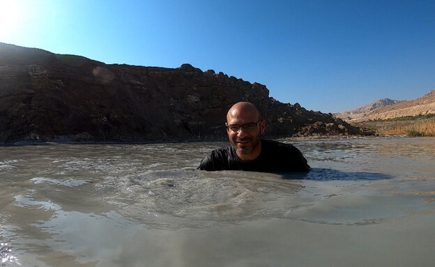 לשחות בתוך בולען (צילום: חדשות 12)