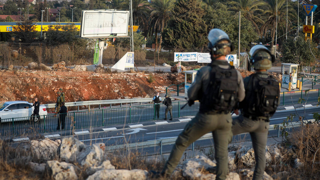 חיילי צה"ל שומרים בתחנת אוטובוס סמוך ליישוב עופרה