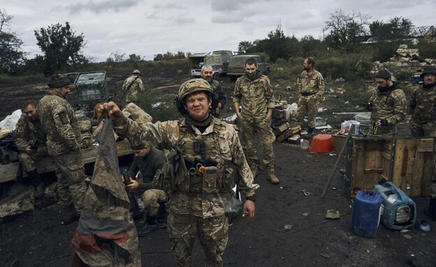 חיילי צבא אוקראינה בשטחים ששוחררו מרוסיה באזור חאר (צילום: AP)